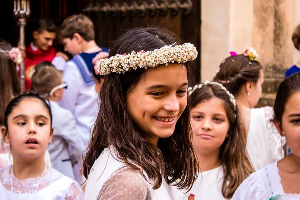 Carmona, İspanya - 19 Haziran 2022 Carmona Corpus Christi, Santa Maria Kilisesi 'ne giden genç çocuklarla dolu dini geçit töreni.
