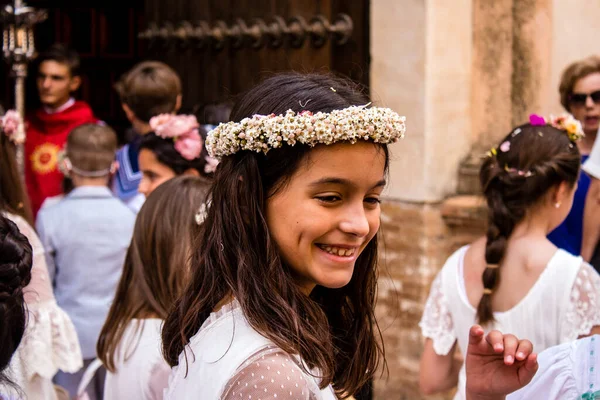 Carmona, İspanya - 19 Haziran 2022 Carmona Corpus Christi, Santa Maria Kilisesi 'ne giden genç çocuklarla dolu dini geçit töreni.