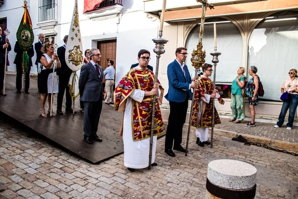 Carmona, İspanya - 18 Haziran 2022 Carmona Corpus Christi, sokaklardaki dini tören alayı, San Blas Virgen kilisesinden Santa Maria kilisesine transfer, insanlar yolda dua ediyorlar.