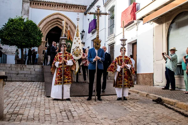 Carmona, İspanya - 18 Haziran 2022 Carmona Corpus Christi, sokaklardaki dini tören alayı, San Blas Virgen kilisesinden Santa Maria kilisesine transfer, insanlar yolda dua ediyorlar.