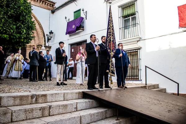 Carmona, İspanya - 18 Haziran 2022 Carmona Corpus Christi, sokaklardaki dini tören alayı, San Blas Virgen kilisesinden Santa Maria kilisesine transfer, insanlar yolda dua ediyorlar.