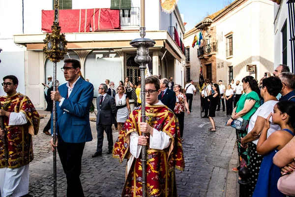 Carmona, İspanya - 18 Haziran 2022 Carmona Corpus Christi, sokaklardaki dini tören alayı, San Blas Virgen kilisesinden Santa Maria kilisesine transfer, insanlar yolda dua ediyorlar.