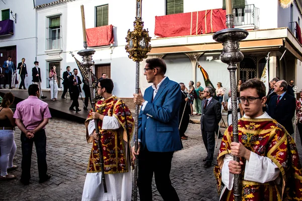 Carmona, İspanya - 18 Haziran 2022 Carmona Corpus Christi, sokaklardaki dini tören alayı, San Blas Virgen kilisesinden Santa Maria kilisesine transfer, insanlar yolda dua ediyorlar.