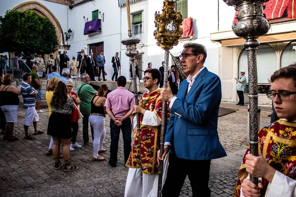 Carmona, İspanya - 18 Haziran 2022 Carmona Corpus Christi, sokaklardaki dini tören alayı, San Blas Virgen kilisesinden Santa Maria kilisesine transfer, insanlar yolda dua ediyorlar.