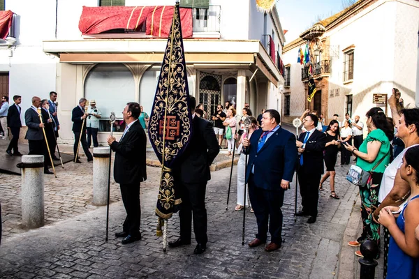 Carmona, İspanya - 18 Haziran 2022 Carmona Corpus Christi, sokaklardaki dini tören alayı, San Blas Virgen kilisesinden Santa Maria kilisesine transfer, insanlar yolda dua ediyorlar.