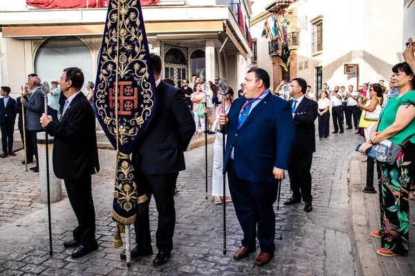 Carmona, İspanya - 18 Haziran 2022 Carmona Corpus Christi, sokaklardaki dini tören alayı, San Blas Virgen kilisesinden Santa Maria kilisesine transfer, insanlar yolda dua ediyorlar.