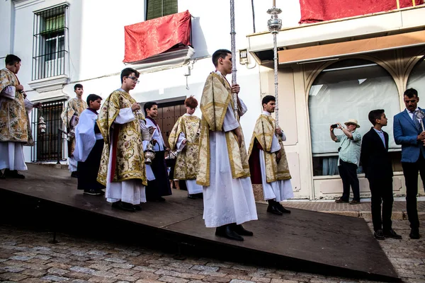 Carmona, İspanya - 18 Haziran 2022 Carmona Corpus Christi, sokaklardaki dini tören alayı, San Blas Virgen kilisesinden Santa Maria kilisesine transfer, insanlar yolda dua ediyorlar.