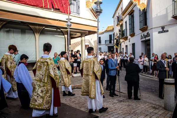 Carmona, İspanya - 18 Haziran 2022 Carmona Corpus Christi, sokaklardaki dini tören alayı, San Blas Virgen kilisesinden Santa Maria kilisesine transfer, insanlar yolda dua ediyorlar.