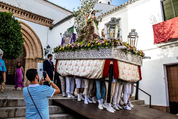 Carmona, İspanya - 18 Haziran 2022 Carmona Corpus Christi, sokaklardaki dini tören alayı, San Blas Virgen kilisesinden Santa Maria kilisesine transfer, insanlar yolda dua ediyorlar.