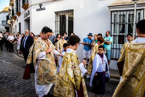 Carmona, İspanya - 18 Haziran 2022 Carmona Corpus Christi, sokaklardaki dini tören alayı, San Blas Virgen kilisesinden Santa Maria kilisesine transfer, insanlar yolda dua ediyorlar.