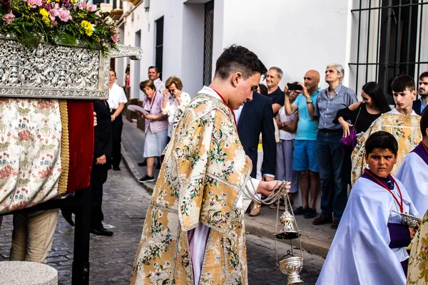 Carmona, İspanya - 18 Haziran 2022 Carmona Corpus Christi, sokaklardaki dini tören alayı, San Blas Virgen kilisesinden Santa Maria kilisesine transfer, insanlar yolda dua ediyorlar.