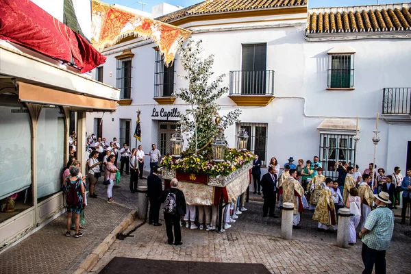 Carmona, İspanya - 18 Haziran 2022 Carmona Corpus Christi, sokaklardaki dini tören alayı, San Blas Virgen kilisesinden Santa Maria kilisesine transfer, insanlar yolda dua ediyorlar.