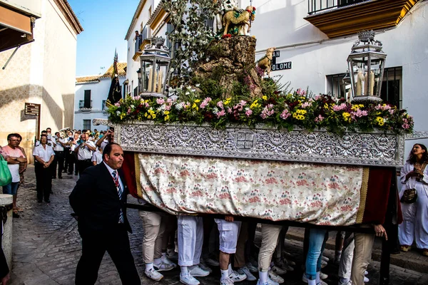 Carmona, İspanya - 18 Haziran 2022 Carmona Corpus Christi, sokaklardaki dini tören alayı, San Blas Virgen kilisesinden Santa Maria kilisesine transfer, insanlar yolda dua ediyorlar.