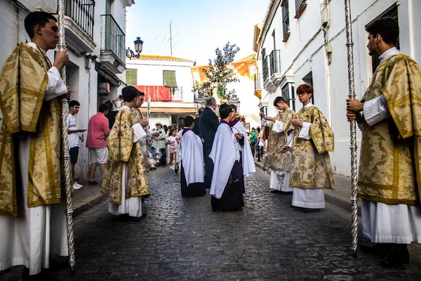 Carmona, İspanya - 18 Haziran 2022 Carmona Corpus Christi, sokaklardaki dini tören alayı, San Blas Virgen kilisesinden Santa Maria kilisesine transfer, insanlar yolda dua ediyorlar.