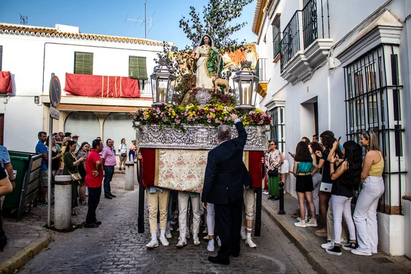 Carmona, İspanya - 18 Haziran 2022 Carmona Corpus Christi, sokaklardaki dini tören alayı, San Blas Virgen kilisesinden Santa Maria kilisesine transfer, insanlar yolda dua ediyorlar.