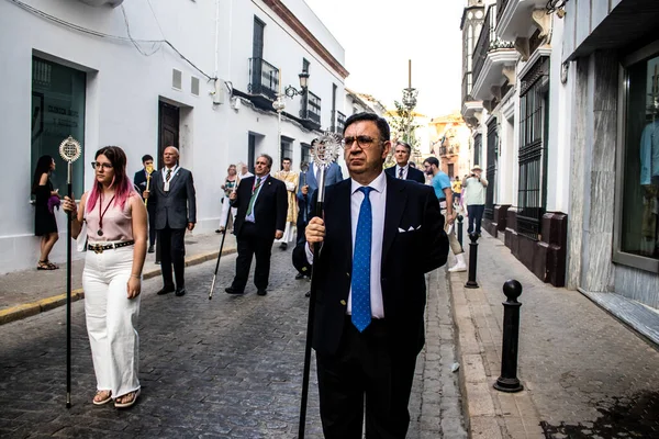 Carmona, İspanya - 18 Haziran 2022 Carmona Corpus Christi, sokaklardaki dini tören alayı, San Blas Virgen kilisesinden Santa Maria kilisesine transfer, insanlar yolda dua ediyorlar.