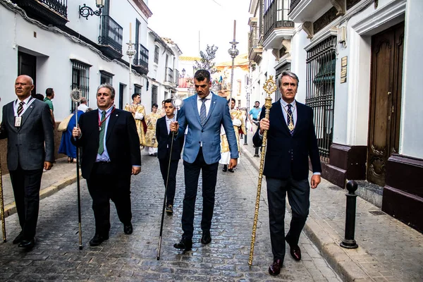 Carmona, İspanya - 18 Haziran 2022 Carmona Corpus Christi, sokaklardaki dini tören alayı, San Blas Virgen kilisesinden Santa Maria kilisesine transfer, insanlar yolda dua ediyorlar.