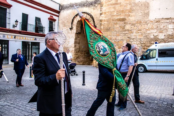 Carmona, İspanya - 18 Haziran 2022 Carmona Corpus Christi, sokaklardaki dini tören alayı, San Blas Virgen kilisesinden Santa Maria kilisesine transfer, insanlar yolda dua ediyorlar.