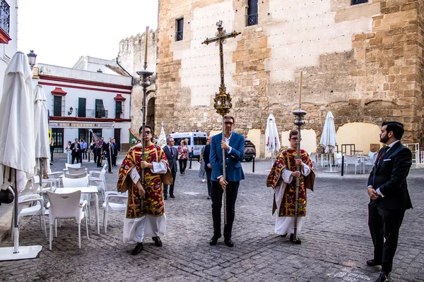 Carmona, İspanya - 18 Haziran 2022 Carmona Corpus Christi, sokaklardaki dini tören alayı, San Blas Virgen kilisesinden Santa Maria kilisesine transfer, insanlar yolda dua ediyorlar.