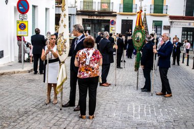 Carmona, İspanya - 18 Haziran 2022 Carmona Corpus Christi, sokaklardaki dini tören alayı, San Blas Virgen kilisesinden Santa Maria kilisesine transfer, insanlar yolda dua ediyorlar.
