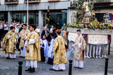 Carmona, İspanya - 18 Haziran 2022 Carmona Corpus Christi, sokaklardaki dini tören alayı, San Blas Virgen kilisesinden Santa Maria kilisesine transfer, insanlar yolda dua ediyorlar.