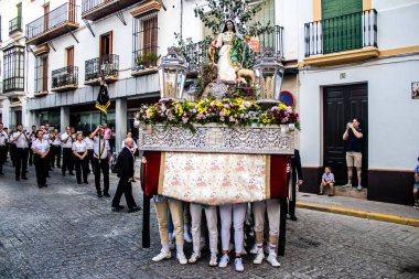 Carmona, İspanya - 18 Haziran 2022 Carmona Corpus Christi, sokaklardaki dini tören alayı, San Blas Virgen kilisesinden Santa Maria kilisesine transfer, insanlar yolda dua ediyorlar.