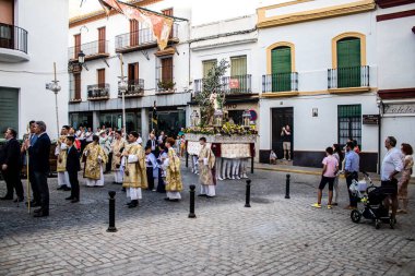 Carmona, İspanya - 18 Haziran 2022 Carmona Corpus Christi, sokaklardaki dini tören alayı, San Blas Virgen kilisesinden Santa Maria kilisesine transfer, insanlar yolda dua ediyorlar.