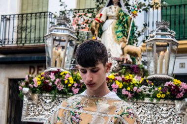Carmona, İspanya - 18 Haziran 2022 Carmona Corpus Christi, sokaklardaki dini tören alayı, San Blas Virgen kilisesinden Santa Maria kilisesine transfer, insanlar yolda dua ediyorlar.