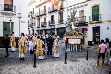Carmona, İspanya - 18 Haziran 2022 Carmona Corpus Christi, sokaklardaki dini tören alayı, San Blas Virgen kilisesinden Santa Maria kilisesine transfer, insanlar yolda dua ediyorlar.
