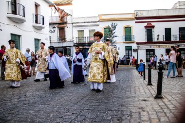 Carmona, İspanya - 18 Haziran 2022 Carmona Corpus Christi, sokaklardaki dini tören alayı, San Blas Virgen kilisesinden Santa Maria kilisesine transfer, insanlar yolda dua ediyorlar.