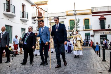 Carmona, İspanya - 18 Haziran 2022 Carmona Corpus Christi, sokaklardaki dini tören alayı, San Blas Virgen kilisesinden Santa Maria kilisesine transfer, insanlar yolda dua ediyorlar.