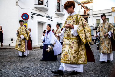 Carmona, İspanya - 18 Haziran 2022 Carmona Corpus Christi, sokaklardaki dini tören alayı, San Blas Virgen kilisesinden Santa Maria kilisesine transfer, insanlar yolda dua ediyorlar.