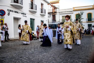 Carmona, İspanya - 18 Haziran 2022 Carmona Corpus Christi, sokaklardaki dini tören alayı, San Blas Virgen kilisesinden Santa Maria kilisesine transfer, insanlar yolda dua ediyorlar.