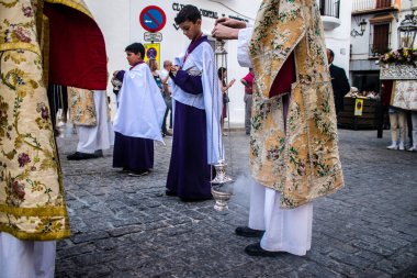 Carmona, İspanya - 18 Haziran 2022 Carmona Corpus Christi, sokaklardaki dini tören alayı, San Blas Virgen kilisesinden Santa Maria kilisesine transfer, insanlar yolda dua ediyorlar.