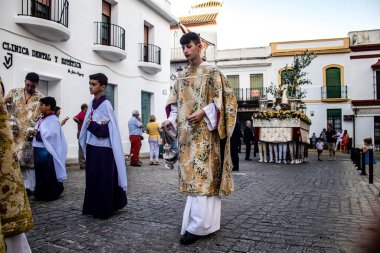 Carmona, İspanya - 18 Haziran 2022 Carmona Corpus Christi, sokaklardaki dini tören alayı, San Blas Virgen kilisesinden Santa Maria kilisesine transfer, insanlar yolda dua ediyorlar.