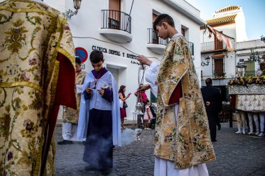 Carmona, İspanya - 18 Haziran 2022 Carmona Corpus Christi, sokaklardaki dini tören alayı, San Blas Virgen kilisesinden Santa Maria kilisesine transfer, insanlar yolda dua ediyorlar.