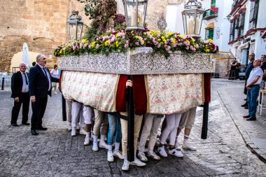 Carmona, İspanya - 18 Haziran 2022 Carmona Corpus Christi, sokaklardaki dini tören alayı, San Blas Virgen kilisesinden Santa Maria kilisesine transfer, insanlar yolda dua ediyorlar.