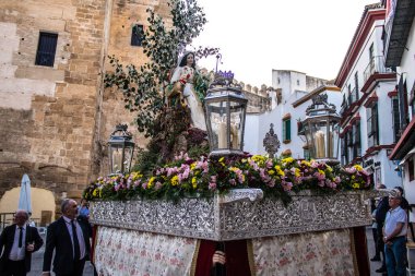 Carmona, İspanya - 18 Haziran 2022 Carmona Corpus Christi, sokaklardaki dini tören alayı, San Blas Virgen kilisesinden Santa Maria kilisesine transfer, insanlar yolda dua ediyorlar.