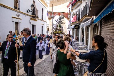 Carmona, İspanya - 18 Haziran 2022 Carmona Corpus Christi, sokaklardaki dini tören alayı, San Blas Virgen kilisesinden Santa Maria kilisesine transfer, insanlar yolda dua ediyorlar.