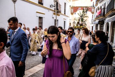 Carmona, İspanya - 18 Haziran 2022 Carmona Corpus Christi, sokaklardaki dini tören alayı, San Blas Virgen kilisesinden Santa Maria kilisesine transfer, insanlar yolda dua ediyorlar.