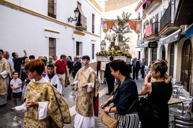 Carmona, İspanya - 18 Haziran 2022 Carmona Corpus Christi, sokaklardaki dini tören alayı, San Blas Virgen kilisesinden Santa Maria kilisesine transfer, insanlar yolda dua ediyorlar.