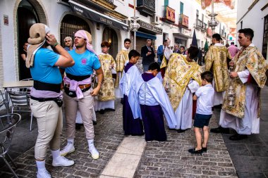 Carmona, İspanya - 18 Haziran 2022 Carmona Corpus Christi, sokaklardaki dini tören alayı, San Blas Virgen kilisesinden Santa Maria kilisesine transfer, insanlar yolda dua ediyorlar.