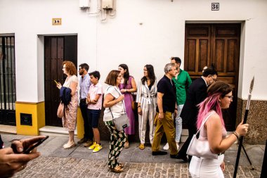 Carmona, İspanya - 18 Haziran 2022 Carmona Corpus Christi, sokaklardaki dini tören alayı, San Blas Virgen kilisesinden Santa Maria kilisesine transfer, insanlar yolda dua ediyorlar.