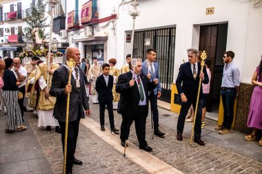 Carmona, İspanya - 18 Haziran 2022 Carmona Corpus Christi, sokaklardaki dini tören alayı, San Blas Virgen kilisesinden Santa Maria kilisesine transfer, insanlar yolda dua ediyorlar.