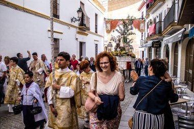 Carmona, İspanya - 18 Haziran 2022 Carmona Corpus Christi, sokaklardaki dini tören alayı, San Blas Virgen kilisesinden Santa Maria kilisesine transfer, insanlar yolda dua ediyorlar.