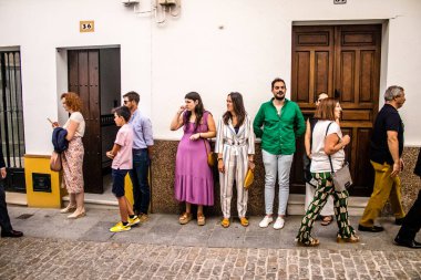 Carmona, İspanya - 18 Haziran 2022 Carmona Corpus Christi, sokaklardaki dini tören alayı, San Blas Virgen kilisesinden Santa Maria kilisesine transfer, insanlar yolda dua ediyorlar.