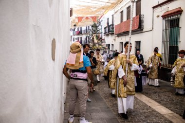 Carmona, İspanya - 18 Haziran 2022 Carmona Corpus Christi, sokaklardaki dini tören alayı, San Blas Virgen kilisesinden Santa Maria kilisesine transfer, insanlar yolda dua ediyorlar.