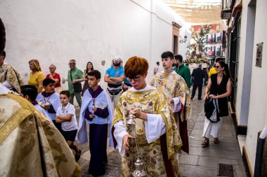 Carmona, İspanya - 18 Haziran 2022 Carmona Corpus Christi, sokaklardaki dini tören alayı, San Blas Virgen kilisesinden Santa Maria kilisesine transfer, insanlar yolda dua ediyorlar.