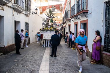 Carmona, İspanya - 18 Haziran 2022 Carmona Corpus Christi, sokaklardaki dini tören alayı, San Blas Virgen kilisesinden Santa Maria kilisesine transfer, insanlar yolda dua ediyorlar.
