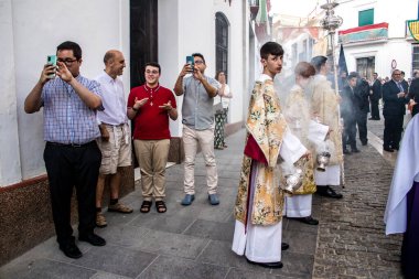 Carmona, İspanya - 18 Haziran 2022 Carmona Corpus Christi, sokaklardaki dini tören alayı, San Blas Virgen kilisesinden Santa Maria kilisesine transfer, insanlar yolda dua ediyorlar.